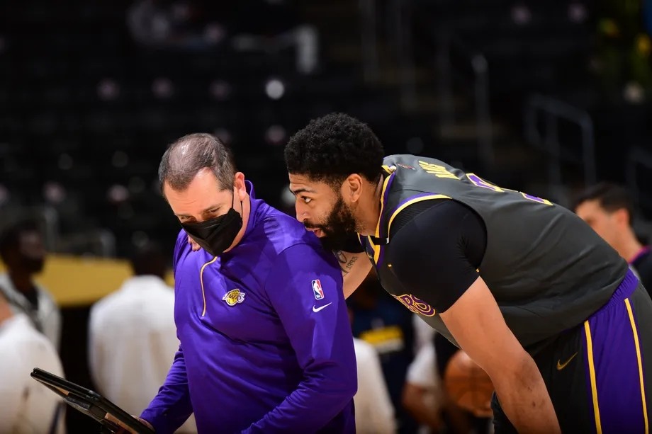 南宫电竞赛事-关于里程碑夜上海海港主帅复盘，NBA季后赛集结日刷纪录，质疑声仍在，赛程密集仍需轮换的信息