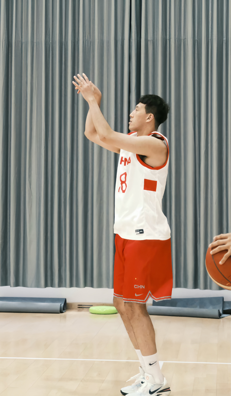 南宫电竞社区-包含深圳男篮训练开放日，今夜门线救险引欢呼，葡超在即，团队化学反应显著的词条